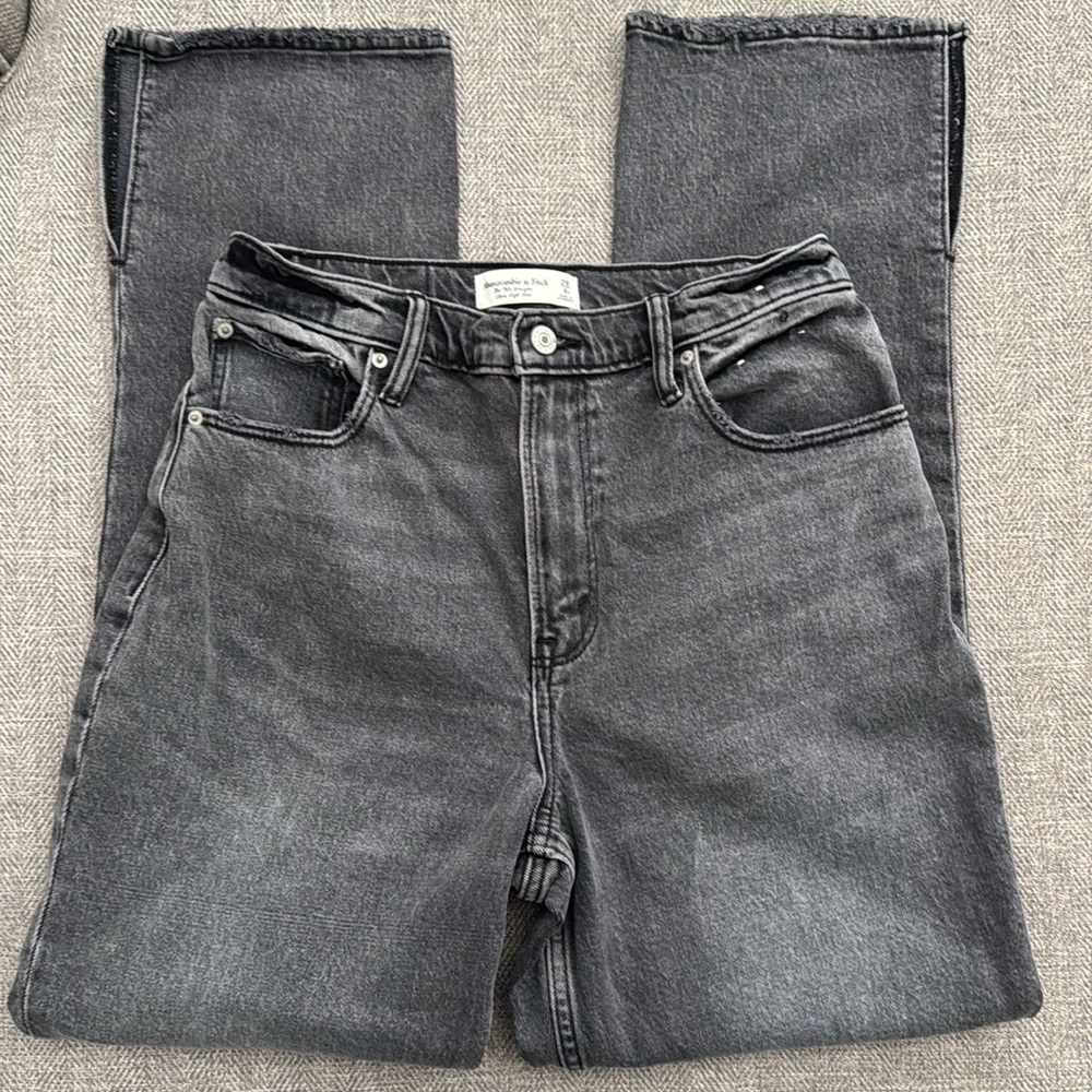 A&F - The 90’s Straight Ultra High Rise Curve Love Jeans - Picture 9 of 16
